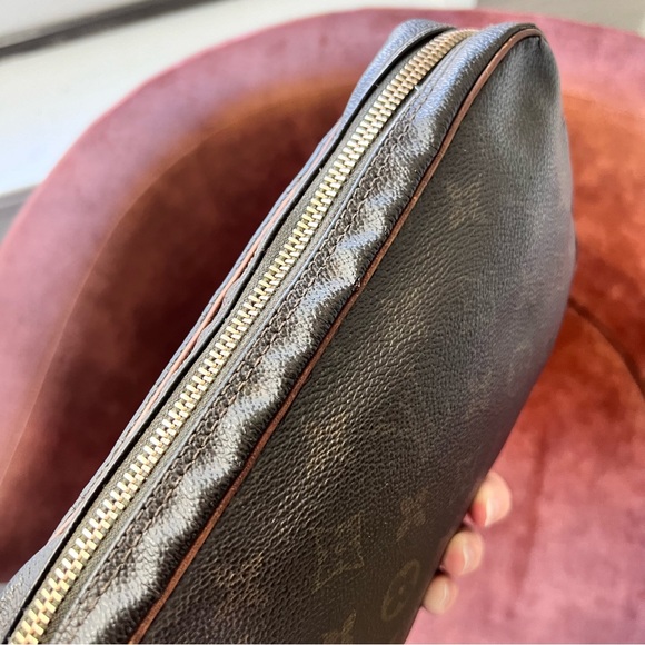 VTG Louis Vuitton Monogram Leather Clutch(Wear, Cracking, Peeling, Darkening) - Picture 10 of 15